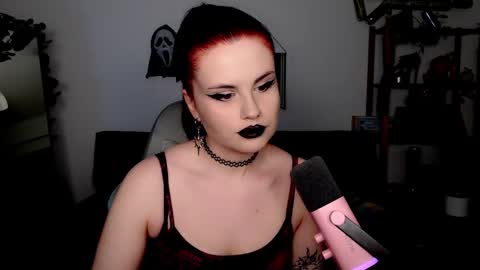 dellacrush_ online show from November 2025 06:07:01 PM