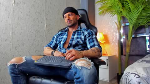 Snapshot of dennis_cox_ chatting on February 2025 01:11:01 PM dennis_cox_ online show from February 2025 01:11:01 PM