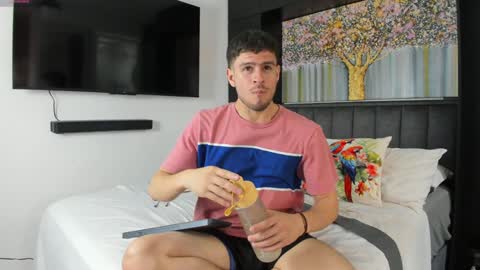 Derek Hussain online show from January 2025 03:01:02 AM