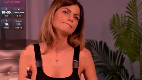 Mia online show from November 2025 06:02:02 AM