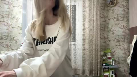 Snapshot of dewdropdoll chatting on April 2026 03:38:01 PM dewdropdoll online show from April 2026 03:38:01 PM