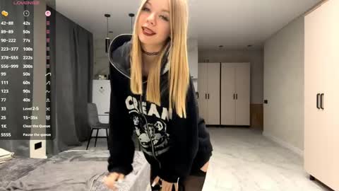 Snapshot of dewdropdoll chatting on May 2026 04:03:01 PM dewdropdoll online show from May 2026 04:03:01 PM
