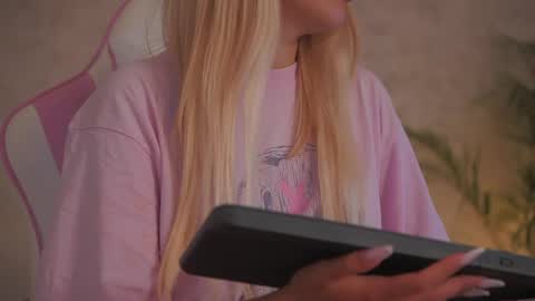 Snapshot of diamond_ava_ chatting on June 2026 09:35:02 AM Thea online show from June 2026 09:35:02 AM