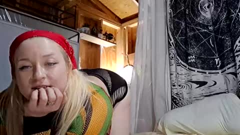 Snapshot of dirtydaisy1998 chatting on May 2026 11:27:01 AM Daisy Wylde online show from May 2026 11:27:01 AM