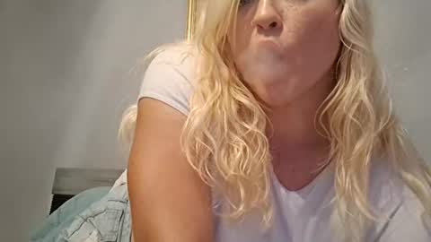 Snapshot of dirtydaisy1998 chatting on June 2026 01:01:01 AM Daisy Wylde online show from June 2026 01:01:01 AM
