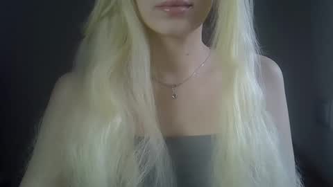 Snapshot of ditamilton chatting on April 2026 11:24:01 AM DitaMilton online show from April 2026 11:24:01 AM