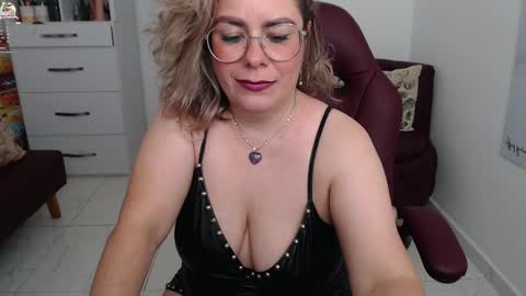 Snapshot of diva_milf chatting on January 2025 12:05:02 AM Diva online show from January 2025 12:05:02 AM