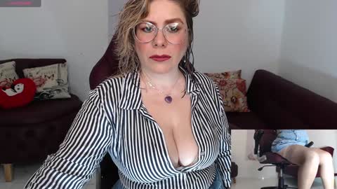 Snapshot of diva_milf chatting on January 2025 10:37:02 PM Diva online show from January 2025 10:37:02 PM