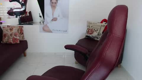 Snapshot of diva_milf chatting on January 2025 11:48:01 PM Diva online show from January 2025 11:48:01 PM