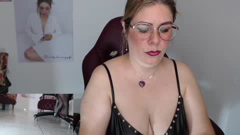 Snapshot of diva_milf chatting on January 2025 07:37:01 PM Diva online show from January 2025 07:37:01 PM