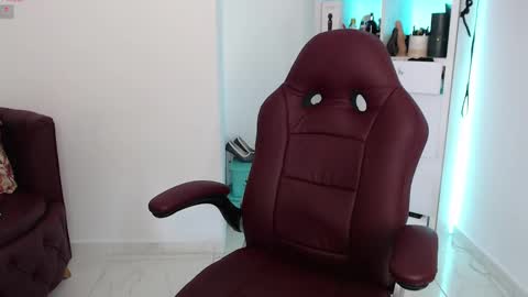 Snapshot of diva_milf chatting on February 2025 11:37:01 PM Diva online show from February 2025 11:37:01 PM