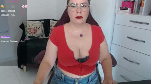Snapshot of diva_milf chatting on November 2025 08:19:02 PM Diva online show from November 2025 08:19:02 PM