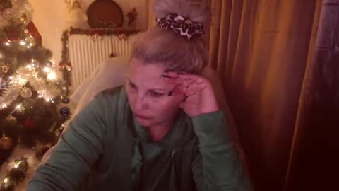 Snapshot of divineblond chatting on November 2025 06:56:02 PM Alexxa online show from November 2025 06:56:02 PM