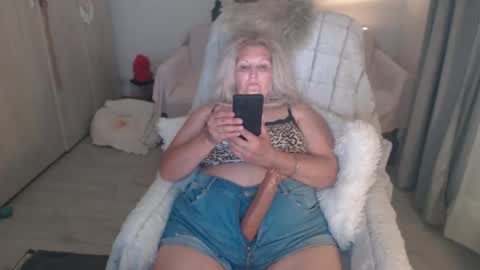 Snapshot of divineblond chatting on May 2026 07:11:01 PM Alexxa online show from May 2026 07:11:01 PM