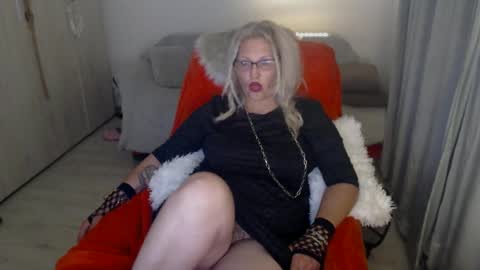 Snapshot of divineblond chatting on May 2026 12:17:01 AM Alexxa online show from May 2026 12:17:01 AM