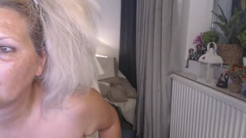 Snapshot of divineblond chatting on June 2026 12:32:02 AM Alexxa online show from June 2026 12:32:02 AM