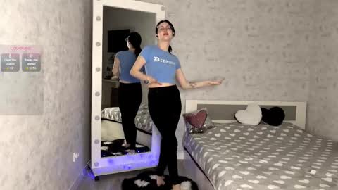 Snapshot of dodiebabikian chatting on November 2025 09:15:01 PM Annie PVT IS OPEN online show from November 2025 09:15:01 PM