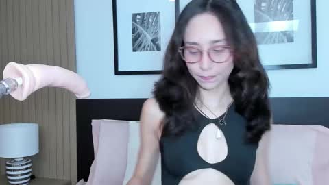 Bella  online show from November 2025 08:08:02 PM