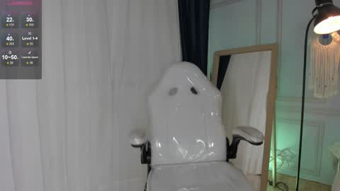 doll_isa_ online show from December 2025 06:38:01 PM