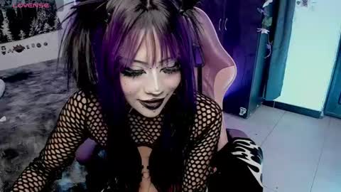 Snapshot of dolly_bones chatting on June 2026 06:27:01 AM dolly_bones online show from June 2026 06:27:01 AM