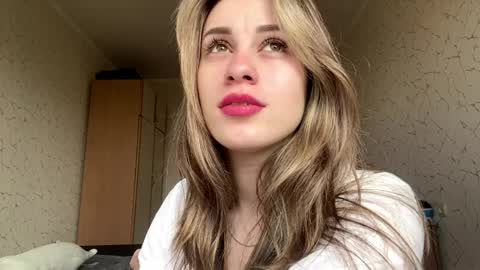 Snapshot of domingadandridge chatting on April 2026 07:06:01 AM Mia online show from April 2026 07:06:01 AM