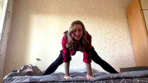 Snapshot of domingadandridge chatting on April 2026 08:15:01 AM Mia online show from April 2026 08:15:01 AM