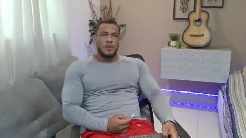 dominic_hulk1 online show from October 2025 05:12:02 PM