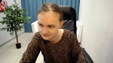 Snapshot of donnasia chatting on May 2026 11:05:01 AM Sia online show from May 2026 11:05:01 AM