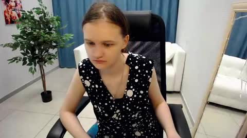 Snapshot of donnasia chatting on May 2026 10:44:01 AM Sia online show from May 2026 10:44:01 AM