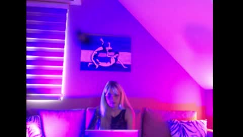 A girl online show from October 2025 07:22:01 AM