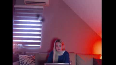 A girl online show from December 2025 07:34:01 AM