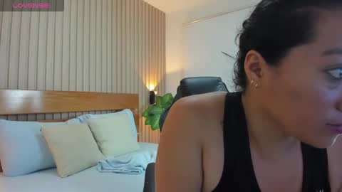 E S T R E L L A online show from October 2025 01:42:02 AM