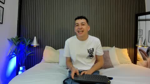 Snapshot of duolust chatting on September 2025 12:16:01 PM Thomas and Noah online show from September 2025 12:16:01 PM