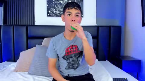 Snapshot of duolust chatting on September 2025 01:01:01 PM Thomas and Noah online show from September 2025 01:01:01 PM