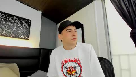 Snapshot of duolust chatting on October 2025 01:19:01 PM Thomas and Noah online show from October 2025 01:19:01 PM