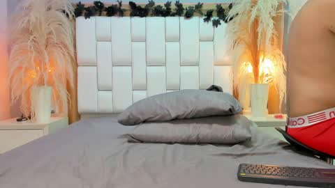 Snapshot of dylan_luxe chatting on April 2026 02:40:02 AM Dylan online show from April 2026 02:40:02 AM