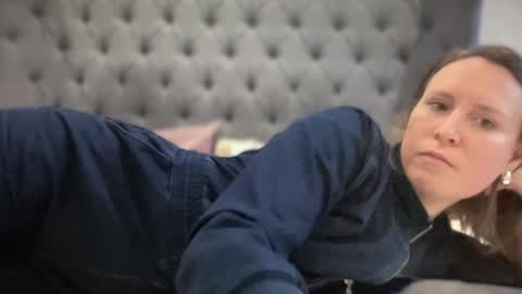 Nadia Ferreira  online show from January 2025 01:41:01 PM