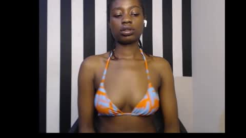 Snapshot of ebony_petitequeen chatting on October 2025 01:05:01 AM Ella online show from October 2025 01:05:01 AM