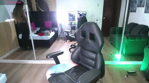 ebony_rizon online show from April 2026 01:01:02 PM