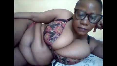 Snapshot of ebonybussy chatting on May 2026 09:07:01 AM MAMITO online show from May 2026 09:07:01 AM