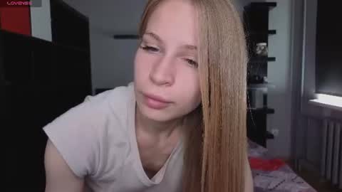Snapshot of el1s_evans chatting on June 2026 08:01:02 AM please read my bio there is information about private shows and about my personality online show from June 2026 08:01:02 AM