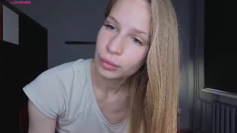 Snapshot of el1s_evans chatting on June 2026 09:18:01 AM please read my bio there is information about private shows and about my personality online show from June 2026 09:18:01 AM