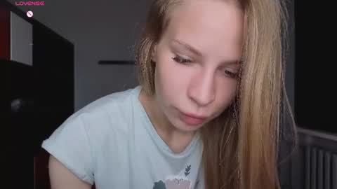 Snapshot of el1s_evans chatting on June 2026 08:09:02 AM please read my bio there is information about private shows and about my personality online show from June 2026 08:09:02 AM