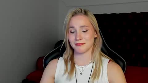 Snapshot of elaravoltage chatting on April 2026 05:17:01 PM elaravoltage online show from April 2026 05:17:01 PM