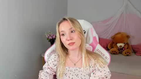 Snapshot of elaravoltage chatting on June 2026 05:04:01 PM elaravoltage online show from June 2026 05:04:01 PM