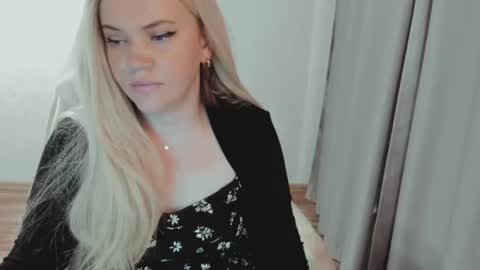 Snapshot of elia_ chatting on June 2026 05:25:01 AM Ella online show from June 2026 05:25:01 AM