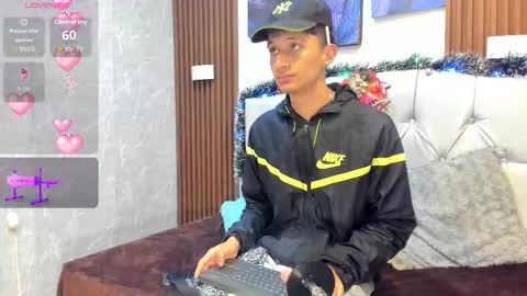 Snapshot of elian_julian chatting on November 2025 09:09:02 PM Elian Julian online show from November 2025 09:09:02 PM