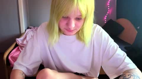 Snapshot of elieiza_xo chatting on April 2026 09:13:01 AM elieiza_xo online show from April 2026 09:13:01 AM
