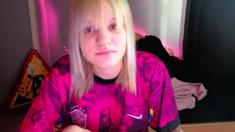 Snapshot of elieiza_xo chatting on May 2026 09:27:01 AM elieiza_xo online show from May 2026 09:27:01 AM