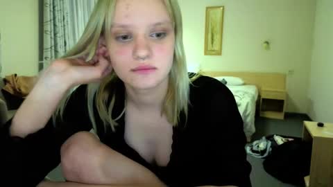 Snapshot of elieiza_xo chatting on May 2026 05:42:02 PM elieiza_xo online show from May 2026 05:42:02 PM